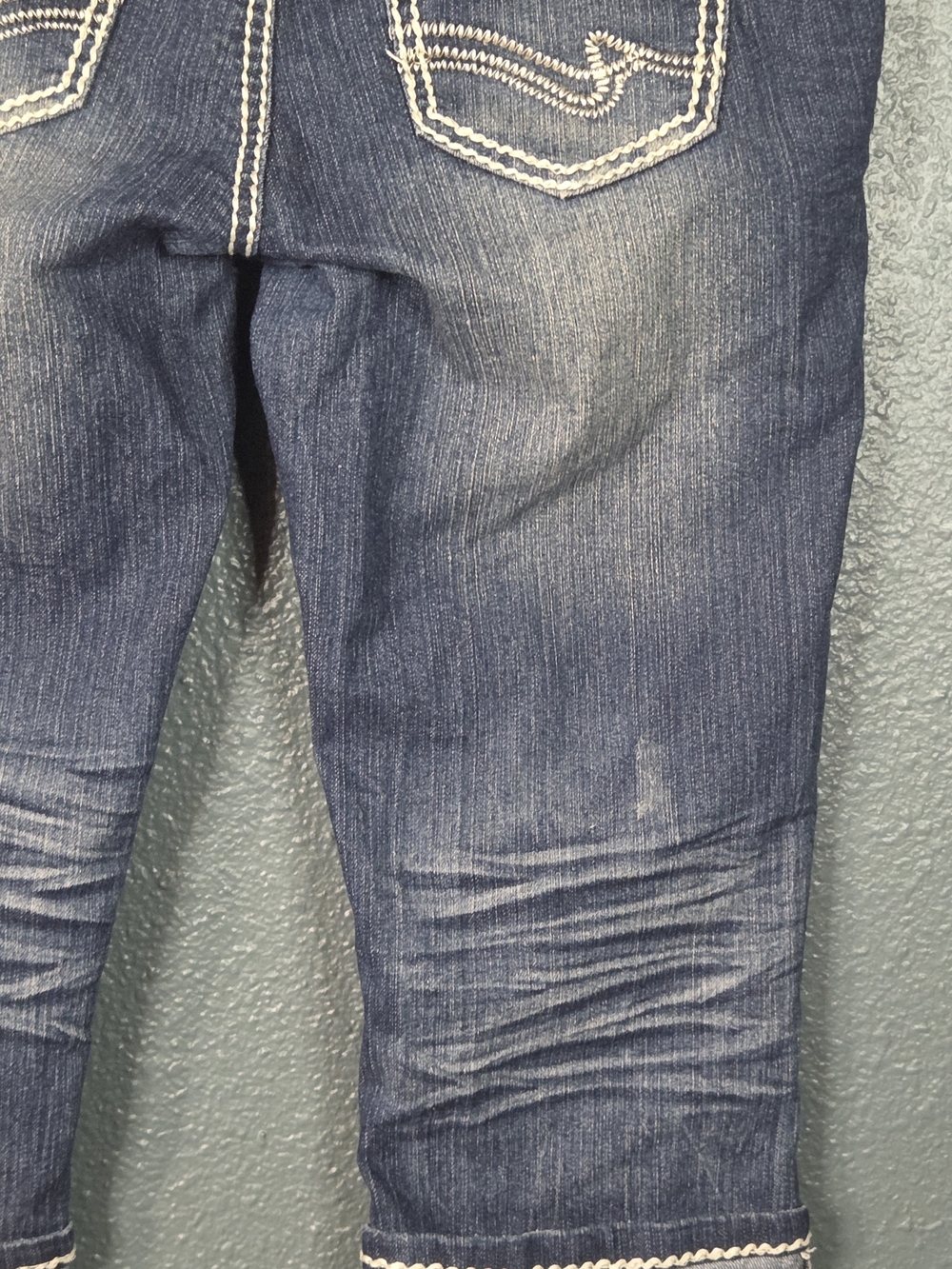 Rue 21 Denim Capri Jeans  Distressed Ripped Embroidered Back Pockets Size 7/8 - Picture 5 of 9